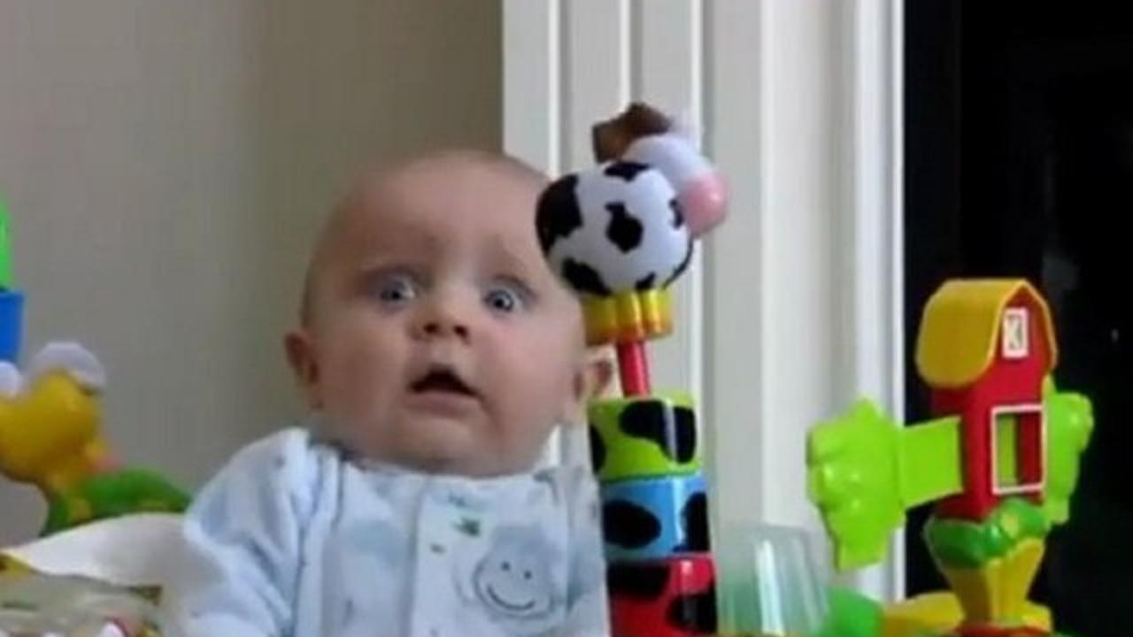 Video Amusante Un Bebe Plein D Effroi Quand Sa Mere Se Mouche