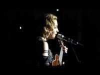 Vidéo : Madonna pleure et chante « La vie en rose » en hommage aux victimes des attentats à Paris