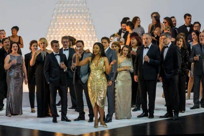 “Une Traviata” en état de grâce et hyper-connectée à Garnier, signée Simon Stone
