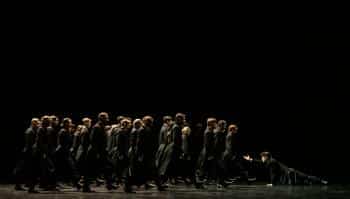 La danse théâtre et organique de Crystal Pite de retour à Garnier : un enchantement