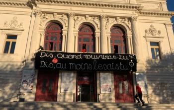 « Dis, quand rouvriras-tu ? Dis, au moins le sais-tu ? » : le manifeste en banderole et en parole du  Théâtre Molière, à Thau, près de Sète
