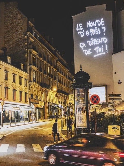 Une installation artistique de Philippe Echaroux à découvrir sur les murs de la mairie du 16e arrondissement à Paris