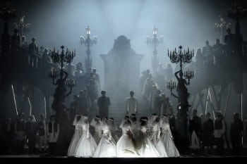 « Roméo et Juliette » : le geste enlevé et total de Thomas Jolly à l’Opéra Bastille, sur France.tv
