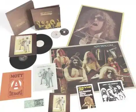 Le groupe Mott the Hoople célèbre les 50 ans de leur album classique All the Young Dudes sorti en 1972