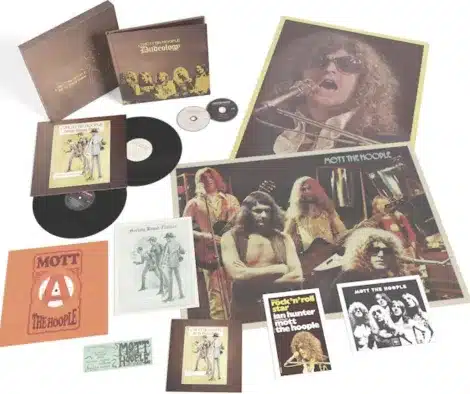 Le groupe Mott the Hoople célèbre les 50 ans de leur album classique All the Young Dudes sorti en 1972