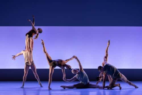 La Sydney Dance Company frappe fort avec ce double programme présenté à la Villette qui, à travers l’énergie, la physicalité des corps et l’abstraction, témoigne d’une époque.