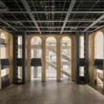 À deux pas du Louvre, la Fondation Cartier pour l’art contemporain ouvre un nouveau chapitre de son histoire. Le bâtiment signé Jean Nouvel, tout en transparence, accueille l’Exposition Générale, un manifeste poétique où art, science et mémoire se répondent. C’est un vaisseau de verre posé au cœur du Palais-Royal, à la fois aérien et tellurique. Jean Nouvel y rejoue sa grammaire de la lumière : parois translucides, reflets changeants, respiration maîtrisée. Le bâtiment n’impose rien — il accueille, il s’efface, il laisse le monde entrer. Le visiteur avance dans un flux continu, traversé par les ombres des arbres, le murmure de la ville, la rumeur du temps.