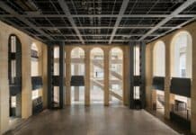 À deux pas du Louvre, la Fondation Cartier pour l’art contemporain ouvre un nouveau chapitre de son histoire. Le bâtiment signé Jean Nouvel, tout en transparence, accueille l’Exposition Générale, un manifeste poétique où art, science et mémoire se répondent. C’est un vaisseau de verre posé au cœur du Palais-Royal, à la fois aérien et tellurique. Jean Nouvel y rejoue sa grammaire de la lumière : parois translucides, reflets changeants, respiration maîtrisée. Le bâtiment n’impose rien — il accueille, il s’efface, il laisse le monde entrer. Le visiteur avance dans un flux continu, traversé par les ombres des arbres, le murmure de la ville, la rumeur du temps.