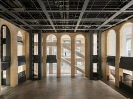 À deux pas du Louvre, la Fondation Cartier pour l’art contemporain ouvre un nouveau chapitre de son histoire. Le bâtiment signé Jean Nouvel, tout en transparence, accueille l’Exposition Générale, un manifeste poétique où art, science et mémoire se répondent. C’est un vaisseau de verre posé au cœur du Palais-Royal, à la fois aérien et tellurique. Jean Nouvel y rejoue sa grammaire de la lumière : parois translucides, reflets changeants, respiration maîtrisée. Le bâtiment n’impose rien — il accueille, il s’efface, il laisse le monde entrer. Le visiteur avance dans un flux continu, traversé par les ombres des arbres, le murmure de la ville, la rumeur du temps.