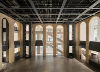 À deux pas du Louvre, la Fondation Cartier pour l’art contemporain ouvre un nouveau chapitre de son histoire. Le bâtiment signé Jean Nouvel, tout en transparence, accueille l’Exposition Générale, un manifeste poétique où art, science et mémoire se répondent. C’est un vaisseau de verre posé au cœur du Palais-Royal, à la fois aérien et tellurique. Jean Nouvel y rejoue sa grammaire de la lumière : parois translucides, reflets changeants, respiration maîtrisée. Le bâtiment n’impose rien — il accueille, il s’efface, il laisse le monde entrer. Le visiteur avance dans un flux continu, traversé par les ombres des arbres, le murmure de la ville, la rumeur du temps.