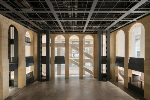 À deux pas du Louvre, la Fondation Cartier pour l’art contemporain ouvre un nouveau chapitre de son histoire. Le bâtiment signé Jean Nouvel, tout en transparence, accueille l’Exposition Générale, un manifeste poétique où art, science et mémoire se répondent. C’est un vaisseau de verre posé au cœur du Palais-Royal, à la fois aérien et tellurique. Jean Nouvel y rejoue sa grammaire de la lumière : parois translucides, reflets changeants, respiration maîtrisée. Le bâtiment n’impose rien — il accueille, il s’efface, il laisse le monde entrer. Le visiteur avance dans un flux continu, traversé par les ombres des arbres, le murmure de la ville, la rumeur du temps.