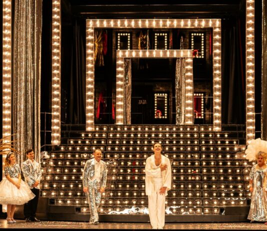 Laurent Lafitte dans « La Cage aux folles » au Châtelet : la consécration d’un artiste total