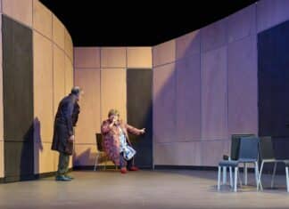 « Dans le couloir » : rester là, parler, pour ne pas tomber, pas encore