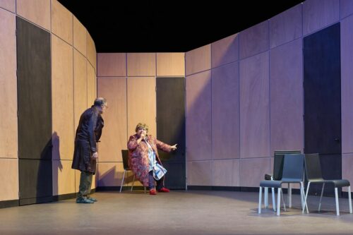 « Dans le couloir » : rester là, parler, pour ne pas tomber, pas encore