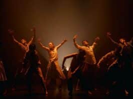 Huit corps pour une seule nuit intérieure