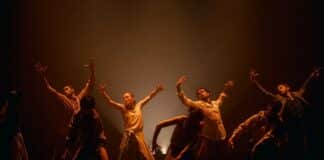 Huit corps pour une seule nuit intérieure