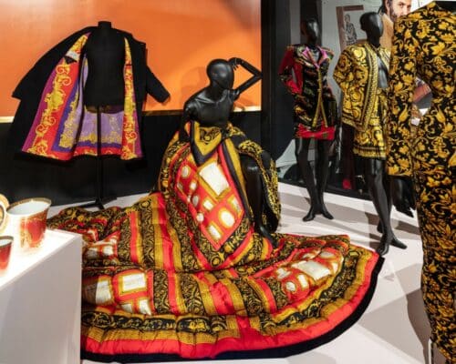 Gianni Versace Rétrospective : la mode comme territoire fusionnel