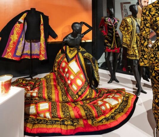 Gianni Versace Rétrospective : la mode comme territoire fusionnel