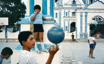 Alex Webb : la jeunesse en pleine lumière