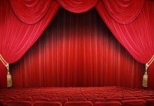 Deux âmes en noir sur un toit blanc, une pièce de Claire Giuseppi