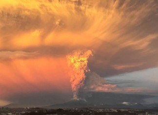 Vidéos spectaculaires : quand la foudre se mêle à un nuage de cendre volcanique