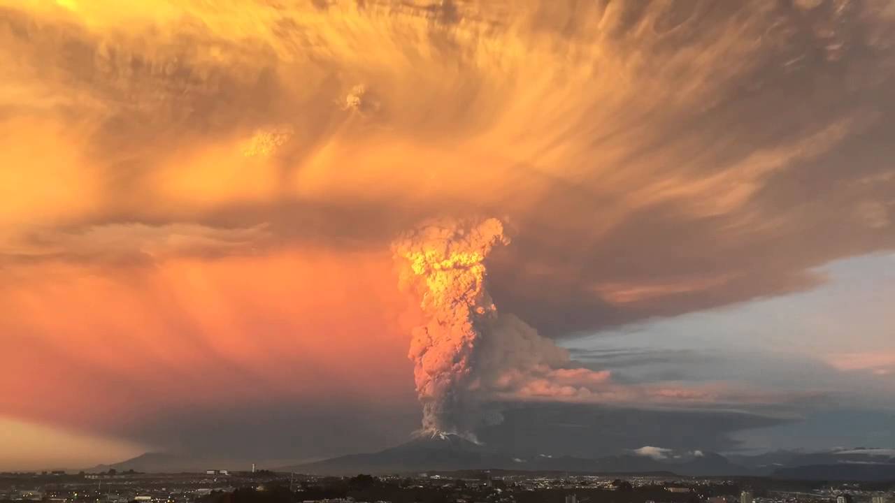 Vidéos spectaculaires : quand la foudre se mêle à un nuage de cendre volcanique