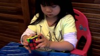 Vidéo : à 2 ans, elle résout un Rubik’s Cube en quelques secondes !