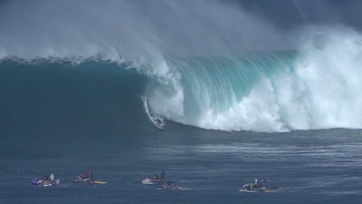 Vidéo Jaws : ils dévalent des énormes murs d’eau en surf… et ça fait parfois mal !